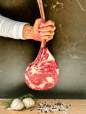 Prime & Dry-aged Black Angus Tomahawk Steak 블랙앵거스 토마호크 스테이크 32oz (2 lb)