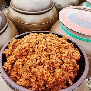 항아리에서 숙성되고 있는 전통 된장 Korean doenjang being fermented in a jar